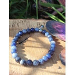 Bracelet sodalite 6 mm bleu intense et bleu ciel sur fond blanc, sérénité émotionnelle, réflexion claire et confiance dans l’expression