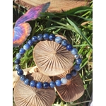 Bracelet sodalite bleue posé sur champignons en décor nature, pierre naturelle pour intuition claire, écoute intérieure et échange apaisé