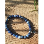 BBracelet sodalite 6 mm enroulé sur bois brut doré par le soleil avec tige végétale, discernement, calme intérieur et communication maîtrisée