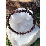 Bracelet grenat 6 mm en cercle sur amas de quartz, perles rouge sombre et bordeaux pour clarté d’action, puissance intérieure et persévérance