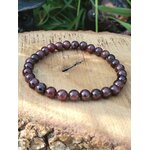 Bracelet grenat 6 mm sur rondin de bois, perles rouge vin et rouge brun pour volonté ferme, tenue émotionnelle et énergie profonde