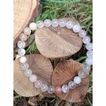 Bracelet agate fleur de cerisier mis en scène sur feuilles au sol, bijou lithothérapie aux accents floraux pour cocooning et apaisement