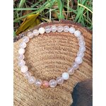 Bracelet agate fleur de cerisier sur rondin de bois avec herbe, bijou en pierre naturelle pour souplesse émotionnelle et paix intérieure