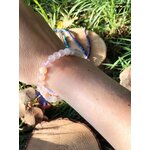 Bracelet agate fleur de cerisier porté au poignet en extérieur, perles rosées naturelles pour sérénité émotionnelle et réconfort