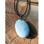 Pendentif disque en howlite blanche sur cordon noir, présenté sur bois, soutien symbolique pour hypersensibilité, tensions nerveuses et périodes de transition