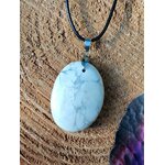 Pendentif howlite blanche veinée posé sur bois, patience, apaisement intérieur et respiration émotionnelle plus douce