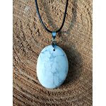 Pendentif howlite blanche sur cordon noir, posé sur bois, harmonisation émotionnelle, lâcher-prise et sensation de paix intérieure