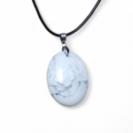 Pendentif howlite blanche sur fond blanc, pierre naturelle sur cordon noir pour sérénité, équilibre émotionnel et sommeil plus serein