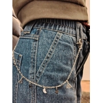 Chaîne de pantalon personnalisable portée sur jean bleu, avec breloques lune et charms, accessoire mode canon Magic Gaïa