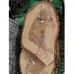 Chaîne de pantalon / short / jupe personnalisable argentée avec breloques lune et étoile, présentée sur rondin de bois ésotérique Magic Gaïa