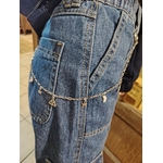 Chaîne de pantalon personnalisable portée sur jean bleu, avec breloques lune et étoile, accessoire mode tendance Magic Gaïa