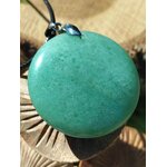 Gros plan sur pendentif aventurine verte poli avec bélière métal et cordon noir, posé sur petits champignons, réconfort émotionnel et énergie apaisée