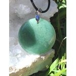 Pendentif disque aventurine verte sur cordon noir, mis en scène sur amas de quartz et verdure, self-control, ancrage doux et ouverture du cœur