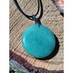 Pendentif aventurine verte en pierre naturelle posé sur tranche de bois, confiance en soi, passage à l’action et stabilité intérieure