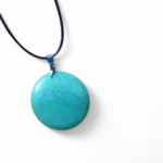 Pendentif rond aventurine verte sur fond blanc, pierre naturelle sur cordon noir pour calme intérieur, apaisement du mental et harmonie