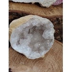 géode de quartz blanc sur bois décor féerique pour purifier et recharger les pierres apporter apaisement et protection énergétique