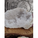 géode de quartz blanc décor celtique triquetra bienfaits lithothérapie apaisement mental protection énergétique et clarté intérieure