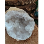 géode quartz blanc sur plateau bois avec papillon lithothérapie purification des pierres rechargement énergétique apaisement et énergie positive
