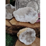plusieurs géodes de quartz blanc en décor ésotérique sur bois avec triquetra pour purification des pierres rechargement des bijoux énergétiques et apaisement émotionnel