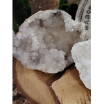 géode de quartz blanc en avant-plan sur bois idéale en lithothérapie pour recharger les bijoux énergétiques apaiser les émotions et clarifier l’esprit