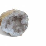 geode-de-quartz-blanc-sur-fond blanc-pour-purifier-et-recharger-les-pierres-apporter-apaisement-et-protection-energetique