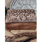 Boîte à bijoux en bois sculpté Gaïa, Déesse de la Terre, posée sur un autel ésotérique, idéale pour ranger bijoux et pierres naturelles.