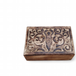 Boîte à bijoux en bois sculpté motif déesse Gaïa, vue de dessus sur fond clair.