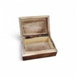 boite-a-bijoux-en-bois-sculpte-gaia-ouverte-montrant-l-interieur-en-bois-brut-posee-sur un fond blanc