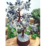 arbre du bonheur lapis lazuli 300 pierres posé sur tranche de bois en extérieur décoration lithothérapie confiance en soi communication et sagesse