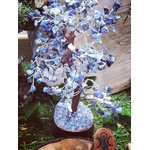 arbre de vie en lapis lazuli bleu sur base bois décor nature avec symbole ésotérique pierre de communication apaisement mental et harmonie intérieure