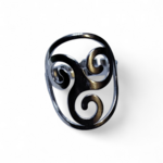 Bague Triskell en acier inoxydable doré, bijou celtique de protection et d’harmonie en gros plan sur fond blanc – bague ésotérique Magic Gaïa.