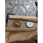 Support en bois Yin Yang avec bougie chauffe-plat, bâton de palo santo et fagot de sauge blanche devant une roue des sabbats – Magic Gaïa