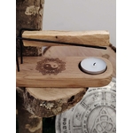 Porte palo santo en bois motif Yin Yang avec bougie chauffe-plat et bâton de palo santo en équilibre sur rondins de bois