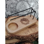Porte palo santo en bois gravé Yin Yang, posé sur rondins de bois avec roue des sabbats triquetra en arrière-plan