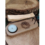Porte-bâton de palo santo Yin Yang en bois avec petite bougie bleutée, posé sur un disque de bois rustique – Magic Gaïa