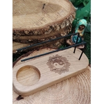 Porte palo santo en bois gravé Yin Yang sur rondins de bois, tiges métalliques visibles, avec statuette déesse et verdure en arrière-plan – Magic Gaïa