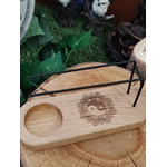 Porte palo santo en bois Yin Yang avec bougie chauffe-plat, bâton de palo santo et bâton de sauge blanche sur tranche de bois Magic Gaïa
