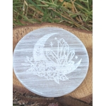 Support de rechargement en sélénite motif lunaire, posé sur rondin de bois, pour nettoyer l’énergie des cristaux et créer une ambiance zen