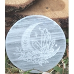 Plateau lune en sélénite blanche, posé sur herbe et bois, pour purifier les pierres, apaiser le stress et clarifier le mental