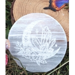 Plateau rond sélénite blanche 10 cm sur herbe et bois, support de rechargement des cristaux, clarté d’esprit et douceur émotionnelle