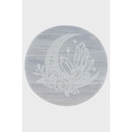 Plateau rond en sélénite blanche motif lune et cristaux,  sur fond blanc, support de purification des pierres