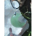 Pendentif lune en aventurine verte sur géode de cristal, bijou en pierre naturelle associé à la détente mentale, à l’harmonie intérieure et au souffle émotionnel.
