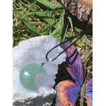 Pendentif lune en aventurine verte sur géode et plume, collier en pierre naturelle relié à la paix intérieure, à la fraîcheur du cœur et au réconfort émotionnel.