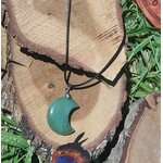 Pendentif lune en aventurine verte sur rondin de bois, bijou en pierre naturelle lié à la maîtrise de soi, à l’apaisement et à la stabilité émotionnelle.