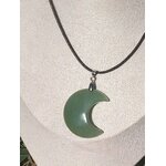 Pendentif lune en aventurine verte porté sur présentoir, bijou en pierre naturelle relié à l’harmonie du cœur, à la sérénité et à la douceur émotionnelle.