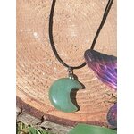 Pendentif lune en aventurine verte sur rondin de bois avec plume, pierre naturelle associée à l’apaisement du cœur, à la souplesse émotionnelle et au calme intérieur.