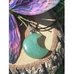 Pendentif lune en aventurine verte sur bois avec plume, bijou en pierre naturelle associé à l’apaisement, à l’ouverture du cœur et à la douceur intérieure.