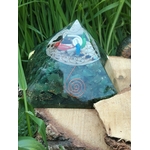 pyramide orgonite verte sur bois sérénité émotionnelle