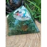 pyramide orgonite verte ambiance naturelle harmonie intérieure