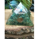 pyramide orgonite aventurine verte sur bois apaisement